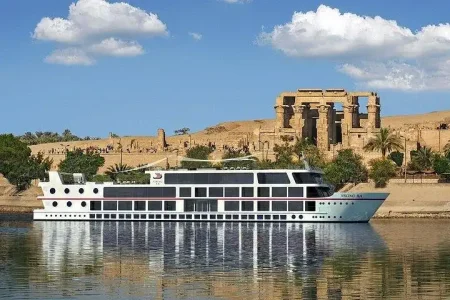Dahabiya vs. Felucca vs. Cruise Ship: The Master Comparison